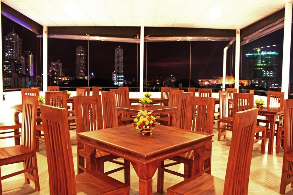 Thilhara Days Inn Colombo Esterno foto