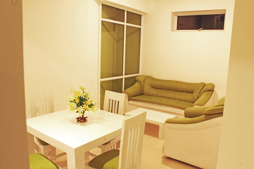 Thilhara Days Inn Colombo Esterno foto