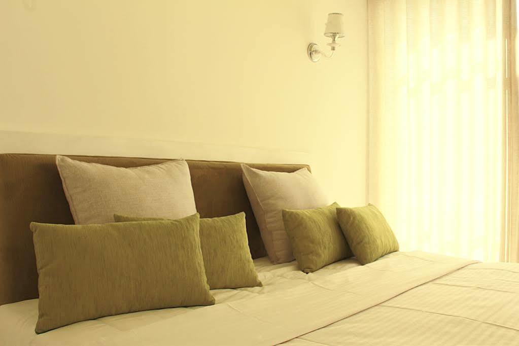 Thilhara Days Inn Colombo Esterno foto
