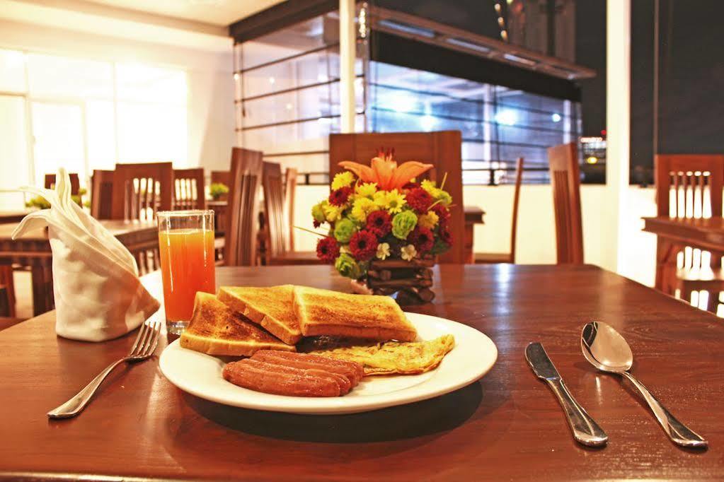 Thilhara Days Inn Colombo Esterno foto